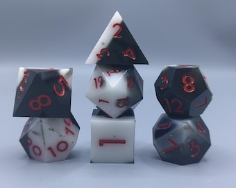 Dados poliédricos divididos en blanco y negro para D&D, dados geométricos contrastantes para juegos de rol, dados hechos a mano para juegos de rol de mesa, regalo único para jugadores de D&D.