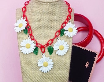 Daisy necklace with red plastic chain - Inspired by 50s/60s jewelry - Vintage Daisies - Vintage spring necklace - handmade
