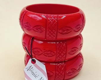 Big carved red Bakelite inspired bangle-50s Vintage Reproduction bangle-Bakelite inspired in Fakelite-Repro