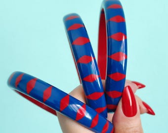 Red and blue geometric Vintage Inspired Bangle -Bakelite inspired in Fakelite-50s Glamour Retro-Bold Statement Jewelry-2026 SUMMER EDITION