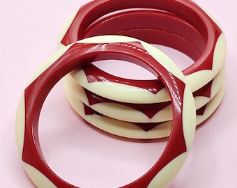 Red and beige geometric fakelite bangle – 1950s Bakelite style reproduction – vintage inspired resin bracelet