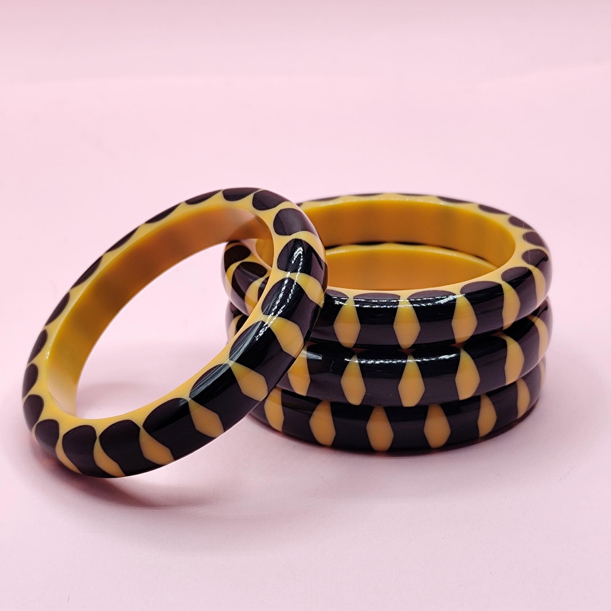 Vintage inspired black and mustard colored geometric bangle-Bakelite inspired in Fakelite-Beach bracelet 50s 60s-Tiki-xs