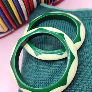 Green and Beige Geometric Bangle–1940s 1950s Bakelite style in Fakelite– Rockabilly Style-Glamorous handmade craftsmanship image 17