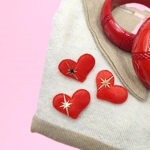 Trio di spille con cuori in feltro-Stile Atomic-Spilla cuore rosso-Riproduzione Vintage Metà secolo-spilla Rockabilly-San Valentino