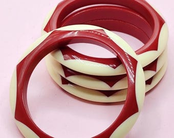 Red and beige geometric fakelite bangle – 1950s Bakelite style reproduction – vintage inspired resin bracelet