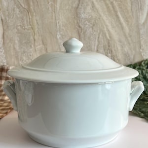 Apilco Porcelain Provençal Casserole w/Handles Classic Porcelain Whiteware 2 qt. Excellent condition. No chips or cracks.