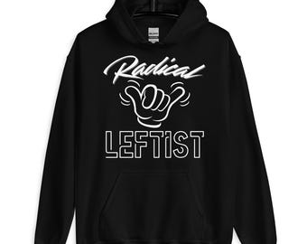 Puede incluir: Sudadera con capucha negra con las palabras "Radical LEFTIST" en letras blancas y en bloque. El diseño incluye un gesto de la mano blanco. La sudadera tiene un bolsillo delantero y una capucha con cordón.