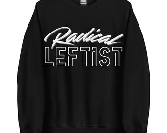 Puede incluir: Sudadera negra con la inscripción blanca "Radical LEFTIST". La palabra "Radical" está en cursiva, mientras que "LEFTIST" está en letras de bloque. Marca Gildan.