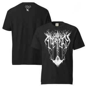 Könnte beinhalten: Schwarzes T-Shirt mit einem weißen Grafikdesign auf der Vorderseite und einem kleinen weißen Logo auf der Rückseite. Das Frontdesign beinhaltet stilisierten Text und ein baumartiges Motiv. Das Shirt hat einen Rundhalsausschnitt und kurze Ärmel.