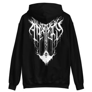Könnte beinhalten: Schwarzer Kapuzenpullover mit weißer Grafik auf dem Rücken. Die Grafik zeigt stilisierten Text und eine kleine, geisterhafte Figur am unteren Rand. Das Design hat eine gotische oder Metal-Ästhetik.