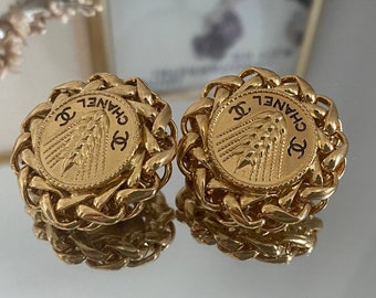 Classic Elegant Vintage Chanel Clip-on Earrings