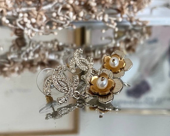 【CHANEL】vintage chanel flower earrings earclip★イヤリング Chanel Vintage Camellia Flower Cut Out Sterling Silver