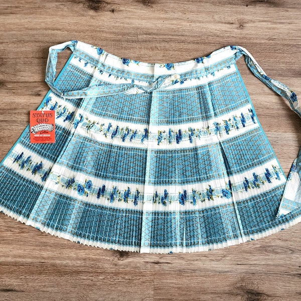 Apron, Pleated, by Status Quo, USA 1950's, 1960's NWT, Blue and white with Flowers, New Vintage.
