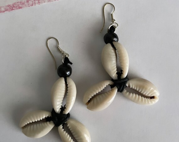 The “Shell” earrings (3 Shell l)