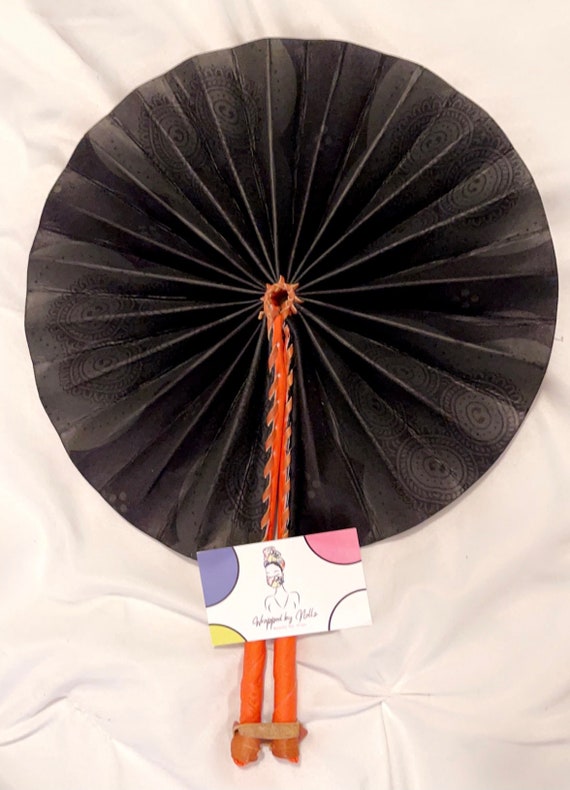 The “Africa Handheld” fan (black)