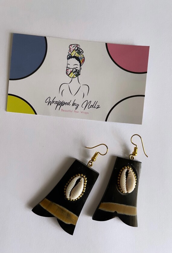 The “Shell” black base earrings