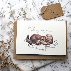 Cartão de felicitações do Dia das Mães, ilustração de lontra, aquarela, pintura. Presente de Dia das Mães, presentes para ela. Ilustra??o de lontra e filhote