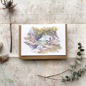 Snowdonia Biglietto di auguri illustrato di nuotatore selvaggio a Watkin Path Falls, dipinto ad acquerello di paesaggio gallese, opera d'arte del Galles, nuoto selvaggio