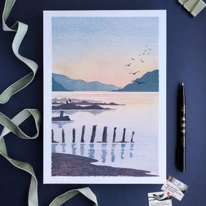 Carlingford Lough al tramonto, stampa artistica illustrata delle Mourne Mountains, paesaggio delle Mourne, contea di Down, acquerello e illustrazione.