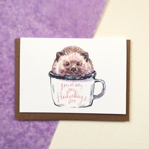 Cartão de felicitações fofo de ouriço. Enviando a você Hedge-hugs tipografia, aquarela, pintura Ilustração. Cartão ilustrado, Dia das Mães.