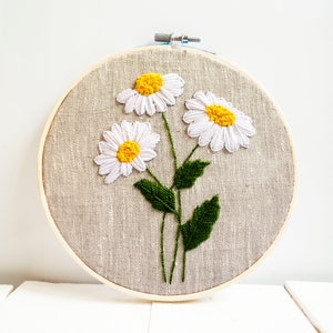 Daisy embroidery hoop art image 1