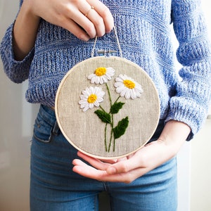 Daisy embroidery hoop art image 4