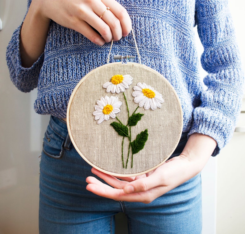 Daisy embroidery hoop art image 4