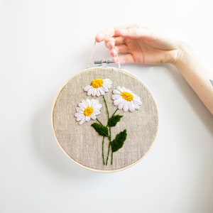 Daisy embroidery hoop art image 3