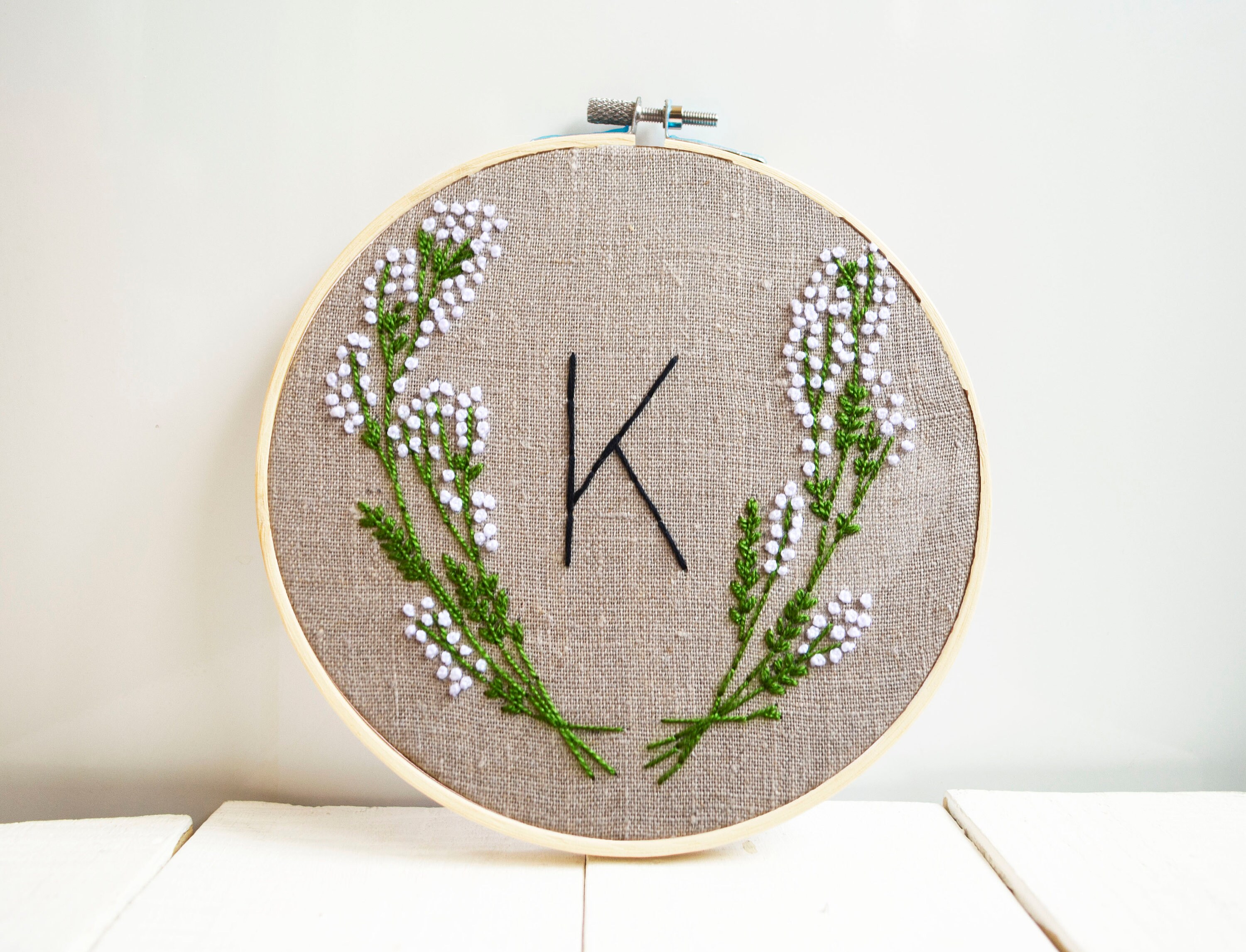 Love this alfabetical hoop art #embroidery #hoopart #alfabet #ad  Embroidery  monogram, Hand embroidery designs, Hand embroidered gifts