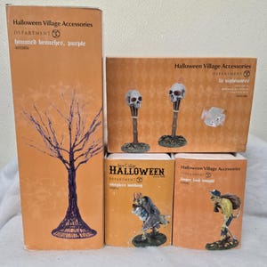 Peut inclure: Quatre bo&icirc;tes d'accessoires Halloween Village de Department 56. La grande bo&icirc;te montre Haunted Branches, purple. La bo&icirc;te large montre Lit Nightmares avec deux torches cr&acirc;nes. Les petites bo&icirc;tes montrent les figurines Sleepless Walking et Dinner Food Tonight.