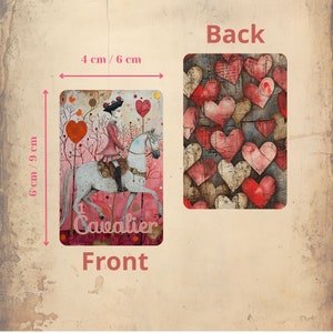 Puede incluir: Una tarjeta rectangular que mide 4 cm por 6 cm o 6 cm por 9 cm. El frente muestra a una persona montando un caballo blanco con el texto '1 Cavalier' sobre un fondo rosa con corazones rojos. El reverso muestra un patr&oacute;n de corazones rojos y beige.