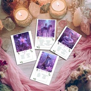 Puede incluir: Cuatro cartas de tarot con ilustraciones de fantasía en tonos morados y blancos están dispuestas sobre una superficie de madera. Las cartas presentan imágenes de un zorro, una serpiente, una mujer sobre un unicornio y una flor. Velas encendidas y cristales rodean las cartas.
