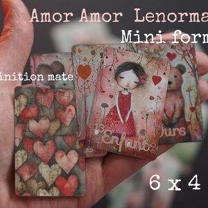 Puede incluir: Un juego de cartas Amor Amor Lenormand en formato mini de 6 x 4 cm con acabado mate. Las cartas presentan ilustraciones de un ni&ntilde;o, un oso y varios motivos de corazones en tonos rojos, rosas y beige con etiquetas de texto impresas.