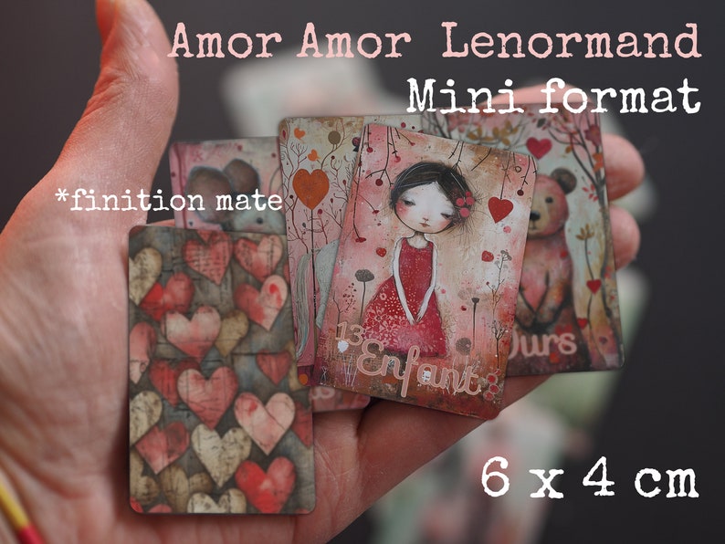 Puede incluir: Un juego de cartas Amor Amor Lenormand en formato mini de 6 x 4 cm con acabado mate. Las cartas presentan ilustraciones de un ni&ntilde;o, un oso y varios motivos de corazones en tonos rojos, rosas y beige con etiquetas de texto impresas.