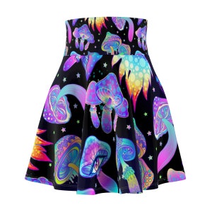 Puede incluir: Una falda skater negra con un estampado psicodélico de setas de colores sobre fondo negro. La falda tiene cintura alta y silueta acampanada.