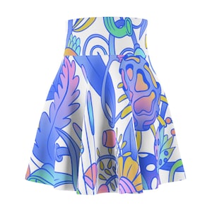 Puede incluir: Una falda blanca con un estampado floral colorido. Las flores son en tonos de azul, rosa, amarillo y verde. La falda tiene una silueta acampanada.