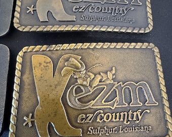 Hebillas de cinturón de latón Knez de Sulphur, Louisiana, en 1976. Finales del CAMPEONATO NACIONAL DE RODEO de escuelas secundarias.