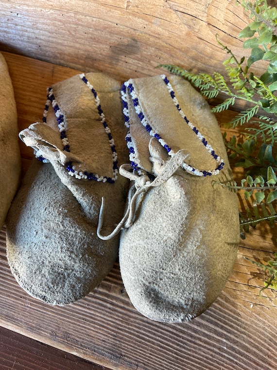 3 pairs of Native American moccasins, authentic, … - image 2