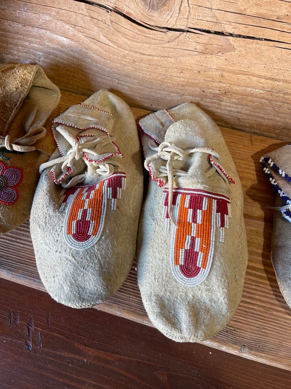 3 pairs of Native American moccasins, authentic, … - image 3