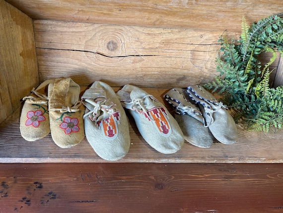 3 pairs of Native American moccasins, authentic, … - image 1