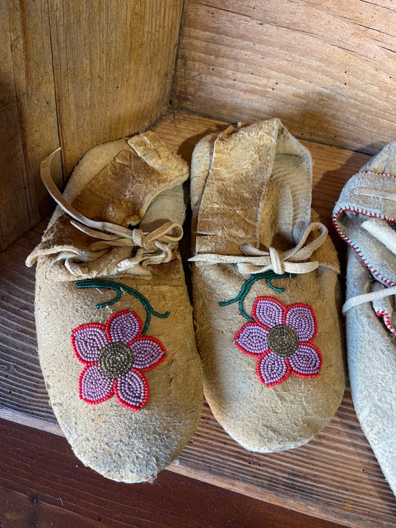 3 pairs of Native American moccasins, authentic, … - image 4