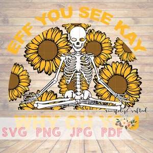 以下が含まれることがあります： 黄色のひまわりの背景にヨガのポーズをとっている白い骸骨。骸骨の周りに円形で「Eff You See Kay」という文字が書かれている。「Why Oh Why」という文字が骸骨の下に書かれている。「SVG PNG JPG PDF」という文字が「Why Oh Why」の下に書かれている。