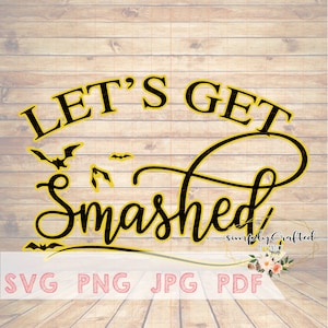 Puede incluir: Diseño de archivo de corte SVG de Halloween "Let's Get Smashed" con murciélagos y un contorno amarillo. El diseño incluye el texto "Let's Get Smashed" y un aviso de copyright para "simplycraftedbylandie".
