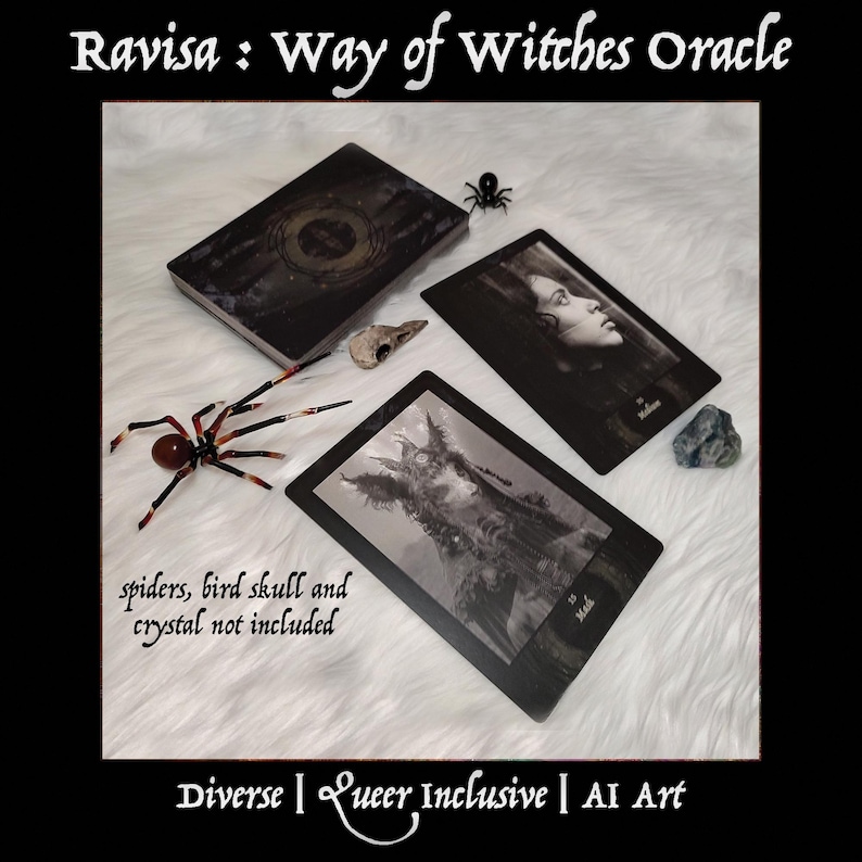 Pu&ograve; includere: Un set di tre carte di oracoli in bianco e nero con illustrazioni di una donna, una creatura e un design circolare. Le carte sono su una superficie bianca e soffice con un ragno e un teschio di uccello. Il testo sulle carte recita "The Magician" e "The Wild One". Il testo sotto le carte recita "Ravisa: Way of Witches Oracle", "spiders, bird skull and crystal not included", and "Diverse | Queer Inclusive | AI Art".