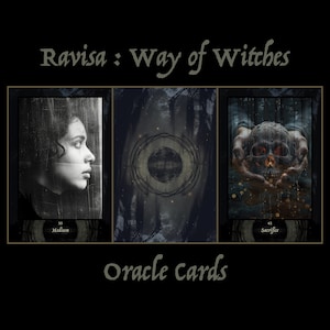 Pu&ograve; includere: Tre carte dell'oracolo dal mazzo Ravisa: Way of Witches. La prima carta mostra un ritratto in bianco e nero di una donna con la testa inclinata di lato. La seconda carta mostra una scena di foresta oscura con un cerchio di luce al centro. La terza carta mostra un paio di mani che tengono un teschio con uno sfondo di foresta oscura. Le carte sono numerate 35, 41 e 42, e i titoli sono Medium, Sacrificio.