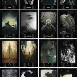 Pu&ograve; includere: Un set di 12 carte dei tarocchi con bordi neri e testo bianco. Ogni carta presenta un'immagine diversa con un tema oscuro e misterioso. Le carte sono numerate da 17 a 32.