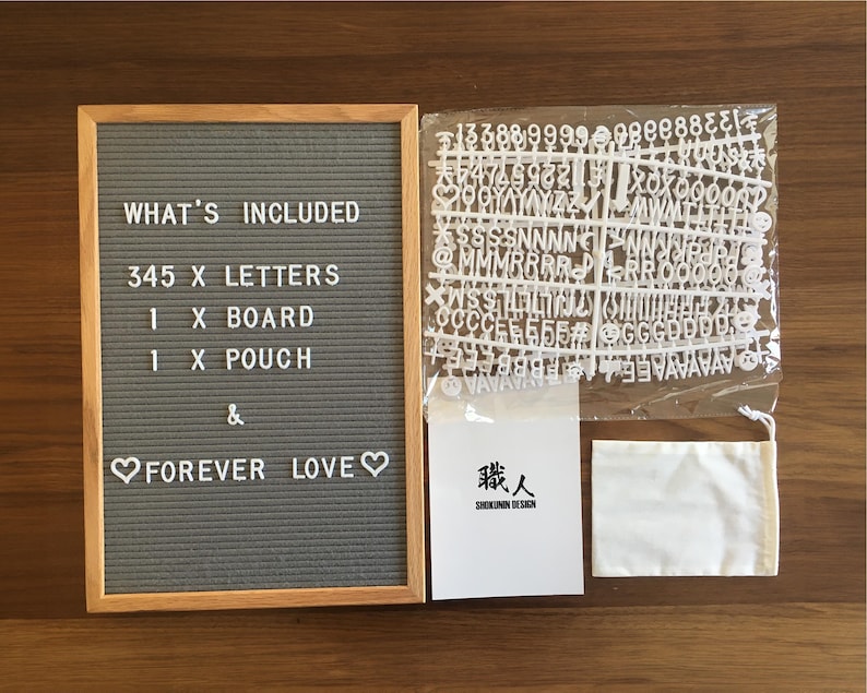 K&ouml;nnte beinhalten: Ein graues Filz-Buchstabenbrett mit Holzrahmen, eine wei&szlig;e Filztasche und ein Blatt mit wei&szlig;en Plastikbuchstaben. Auf dem Brett steht der Text "WHAT'S INCLUDED" und "345 X LETTERS" und "1 X BOARD" und "1 X POUCH" und "& FOREVER LOVE". Die Tasche ist mit "職人" beschriftet.