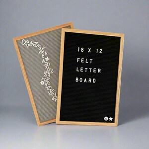 K&ouml;nnte beinhalten: Ein schwarzes Filz-Buchstabenbrett mit einem Holzrahmen. Das Brett ist 45,7 cm x 30,5 cm gro&szlig; und hat den Text "18 x 12 Felt Letter Board" aufgedruckt.