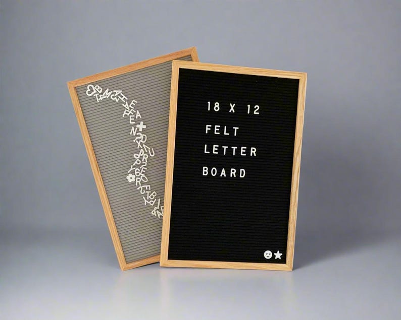 K&ouml;nnte beinhalten: Ein schwarzes Filz-Buchstabenbrett mit einem Holzrahmen. Das Brett ist 45,7 cm x 30,5 cm gro&szlig; und hat den Text "18 x 12 Felt Letter Board" aufgedruckt.