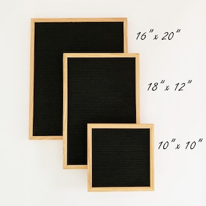 K&ouml;nnte beinhalten: Drei Buchstaben-Tafeln mit Holzrahmen in verschiedenen Gr&ouml;&szlig;en. Die gr&ouml;&szlig;te Tafel ist 16 Zoll mal 20 Zoll, die mittlere Tafel ist 18 Zoll mal 12 Zoll und die kleinste Tafel ist 10 Zoll mal 10 Zoll.